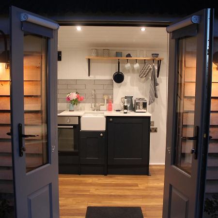 Luxury Shepherds Hut - The Sweet Pea By The Lake York Luaran gambar