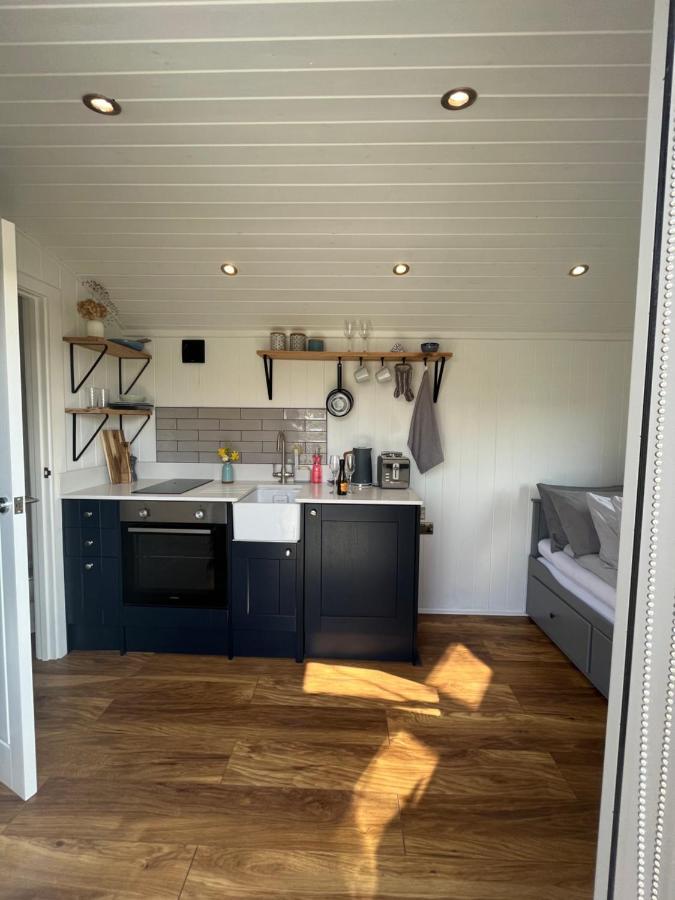 Luxury Shepherds Hut - The Sweet Pea By The Lake York Luaran gambar