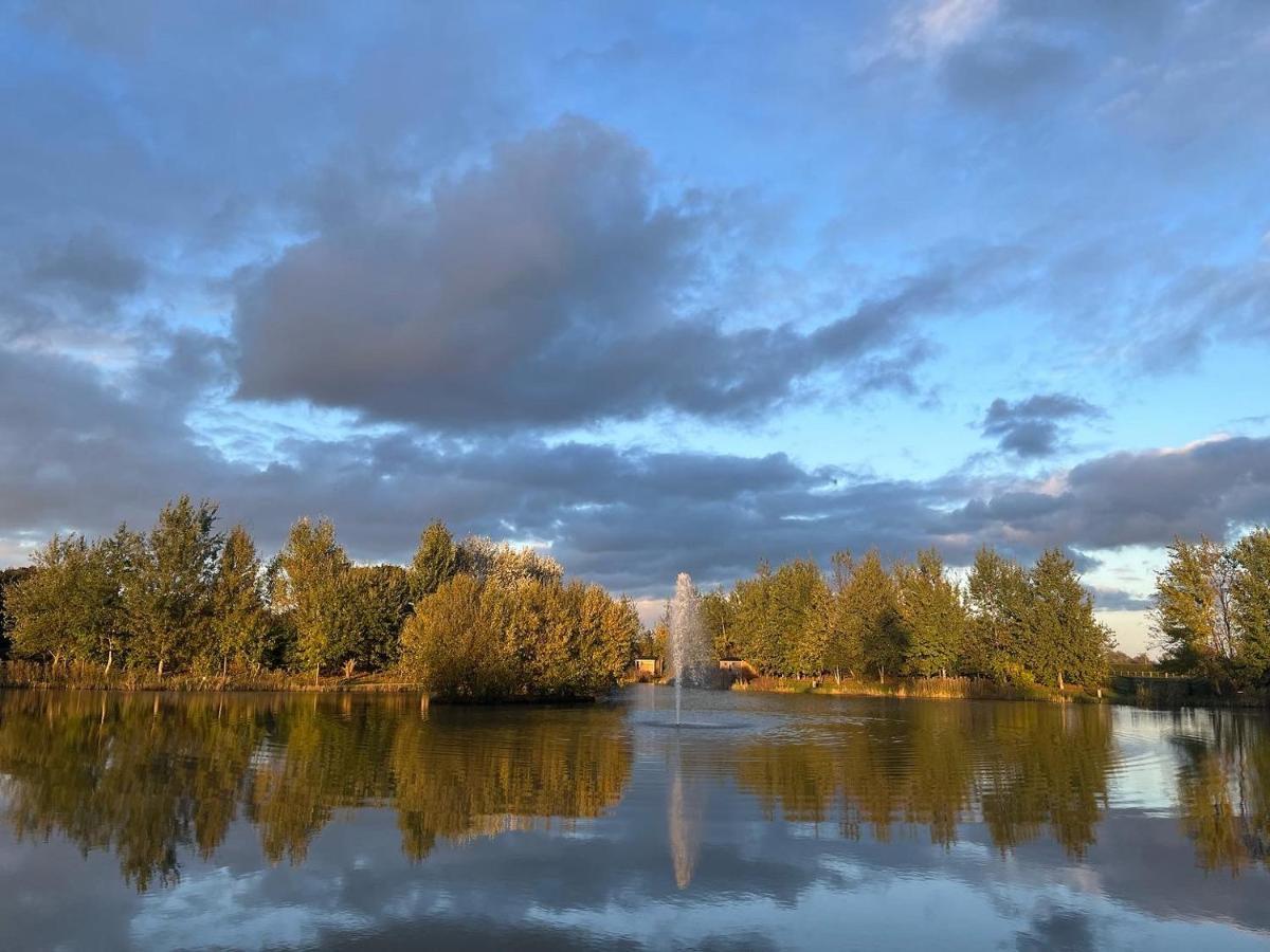 Luxury Shepherds Hut - The Sweet Pea By The Lake York Luaran gambar
