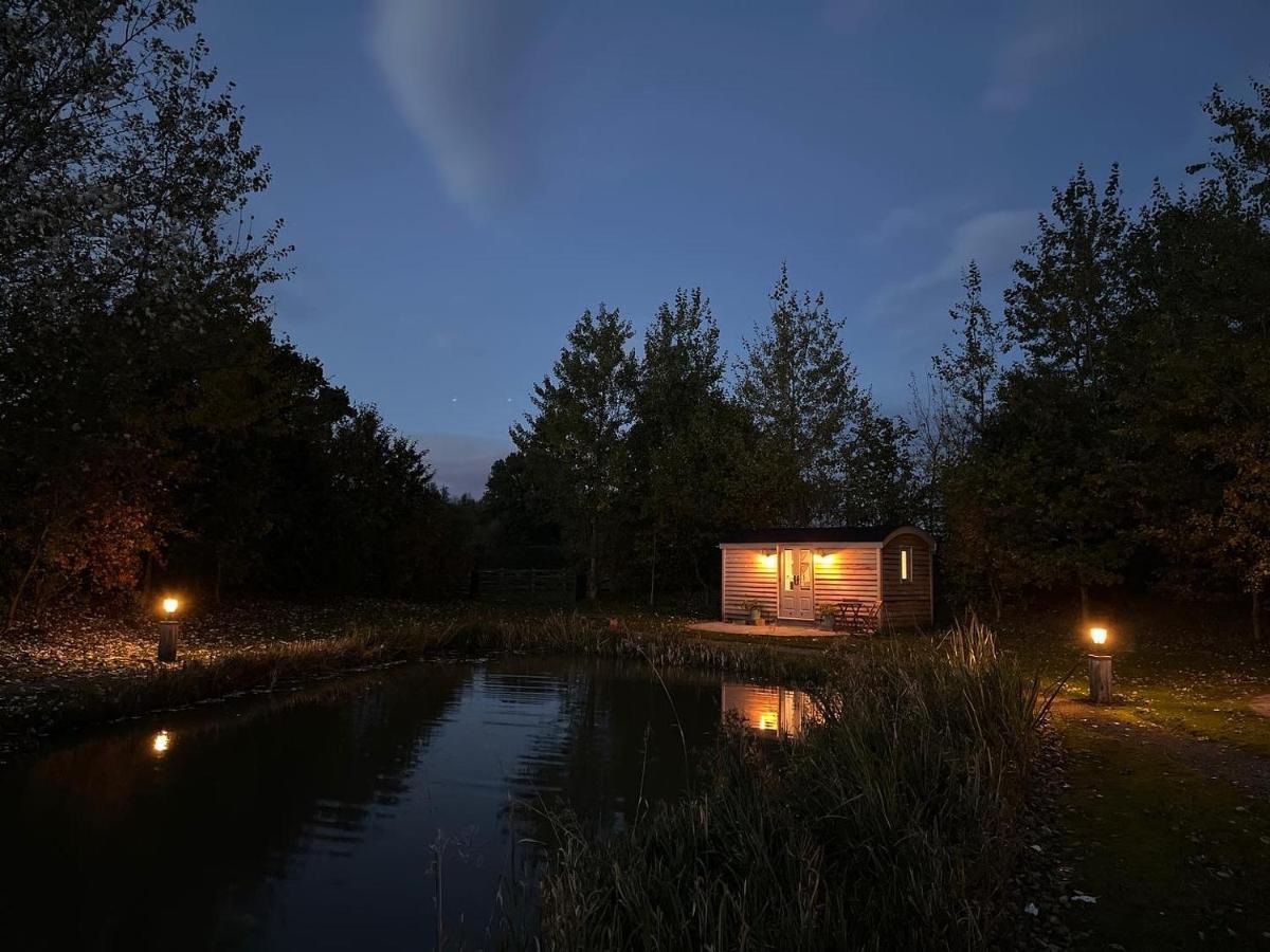 Luxury Shepherds Hut - The Sweet Pea By The Lake York Luaran gambar
