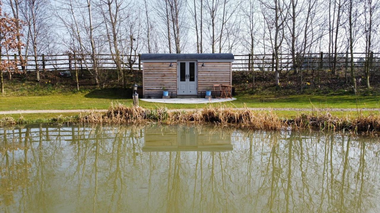 Luxury Shepherds Hut - The Sweet Pea By The Lake York Luaran gambar