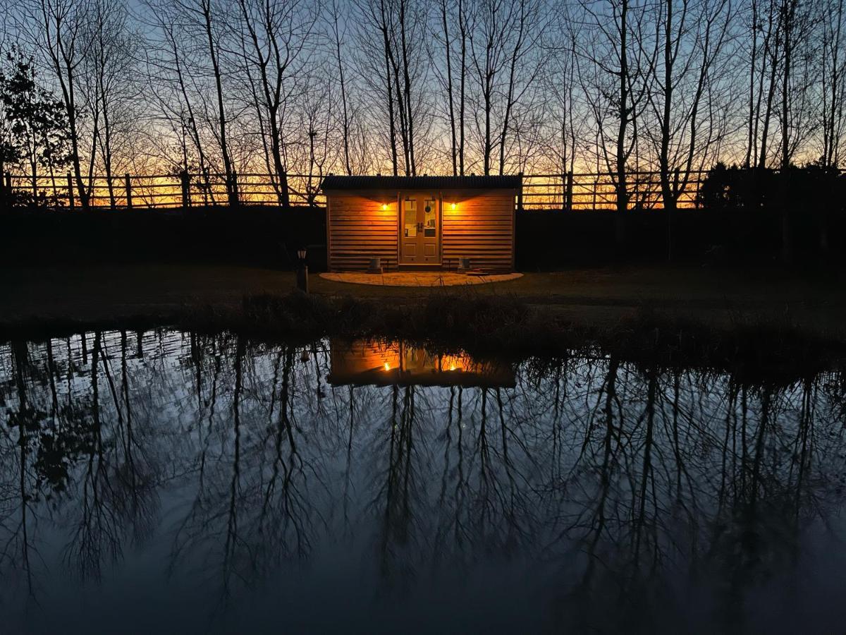 Luxury Shepherds Hut - The Sweet Pea By The Lake York Luaran gambar