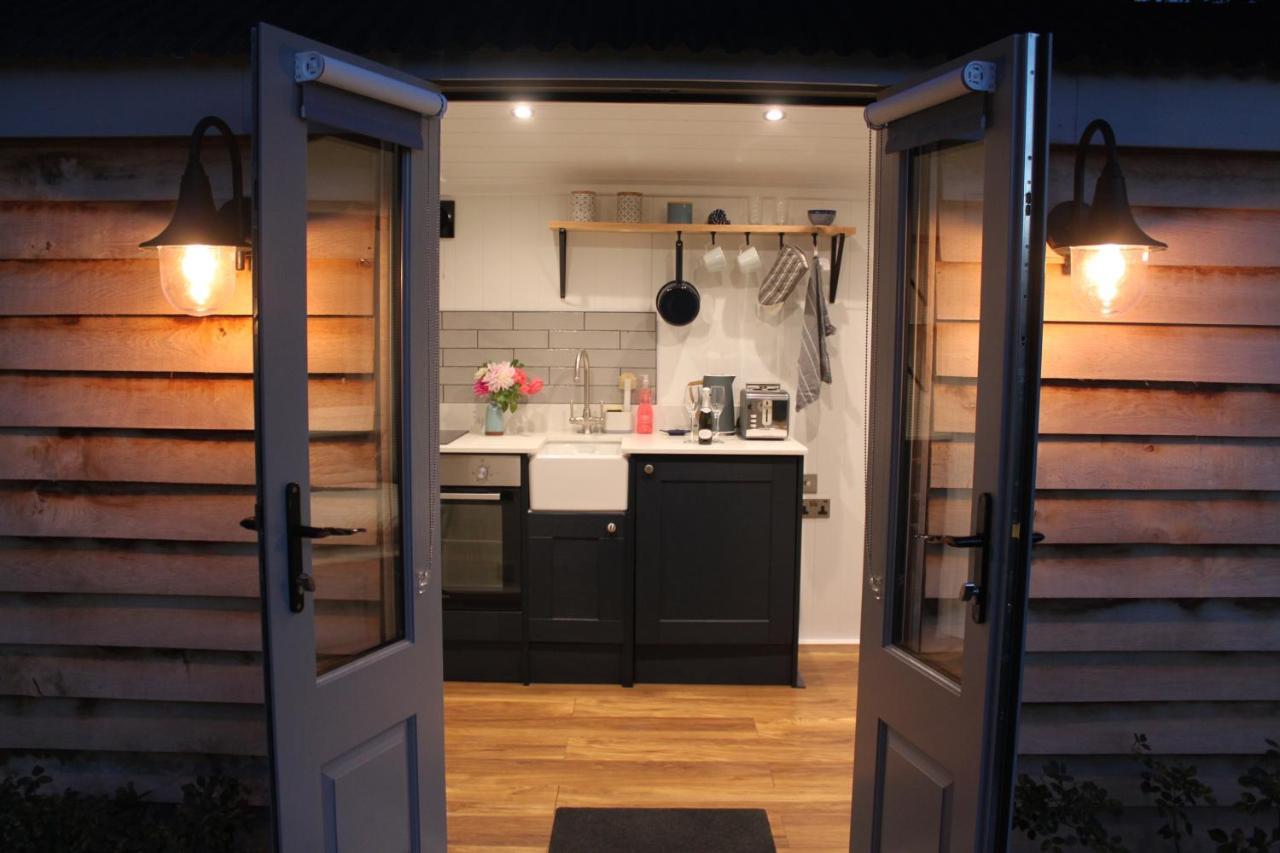 Luxury Shepherds Hut - The Sweet Pea By The Lake York Luaran gambar