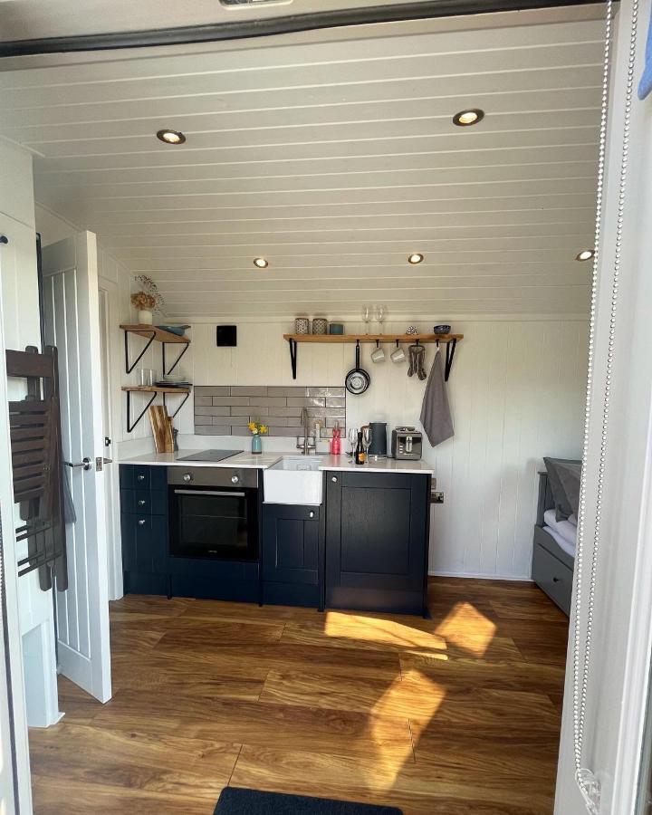 Luxury Shepherds Hut - The Sweet Pea By The Lake York Luaran gambar